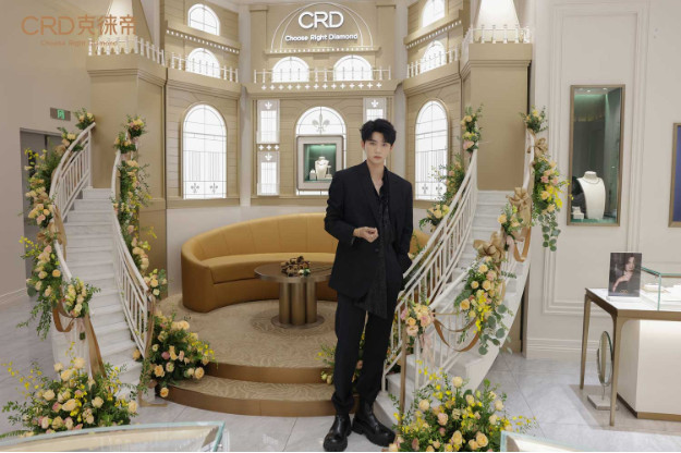CRD品牌摯友周翊然，親臨武漢恒隆，雙色交織，因愛繩結(jié)！